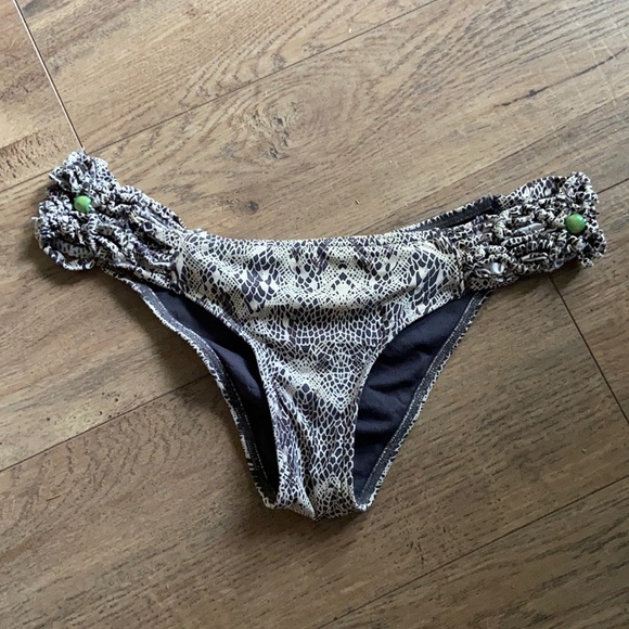 Women’s RIPCURL scrunched swimsuit bottoms. - Picture 1 of 5